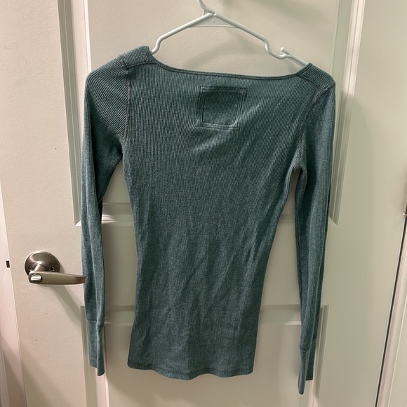 American Eagle Y2K Henley top. Good used condition. Size XS - Picture 2 of 4